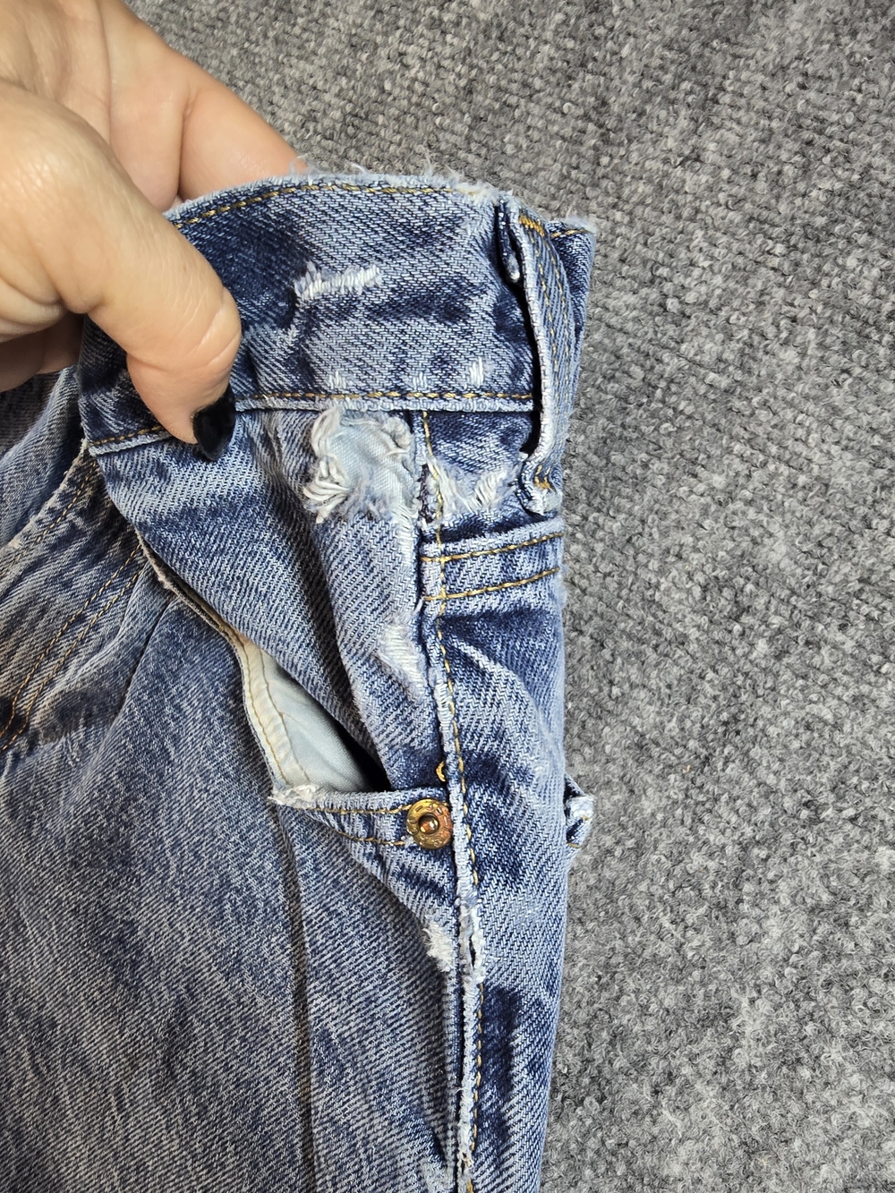 Vintage Levi’s 32x30 Relaxed Fit Light Wash Jeans Distressed Faded 90s - Picture 6 of 12